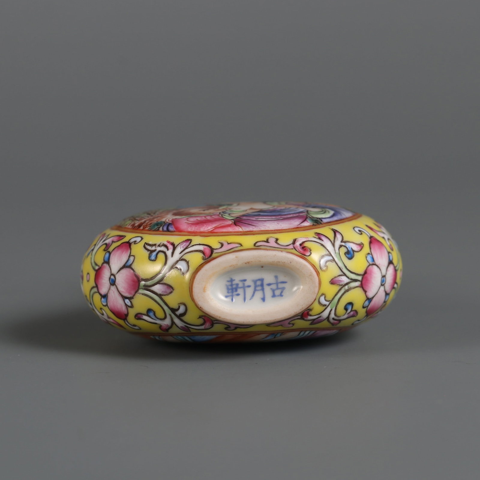 A Exquisite Enamel Figures Pattern Snuff Bottle - 8