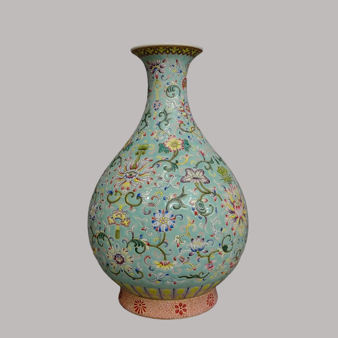 A Exquisite Green Ground Famille-Rose Flower Pattern Vase (1 of 8)