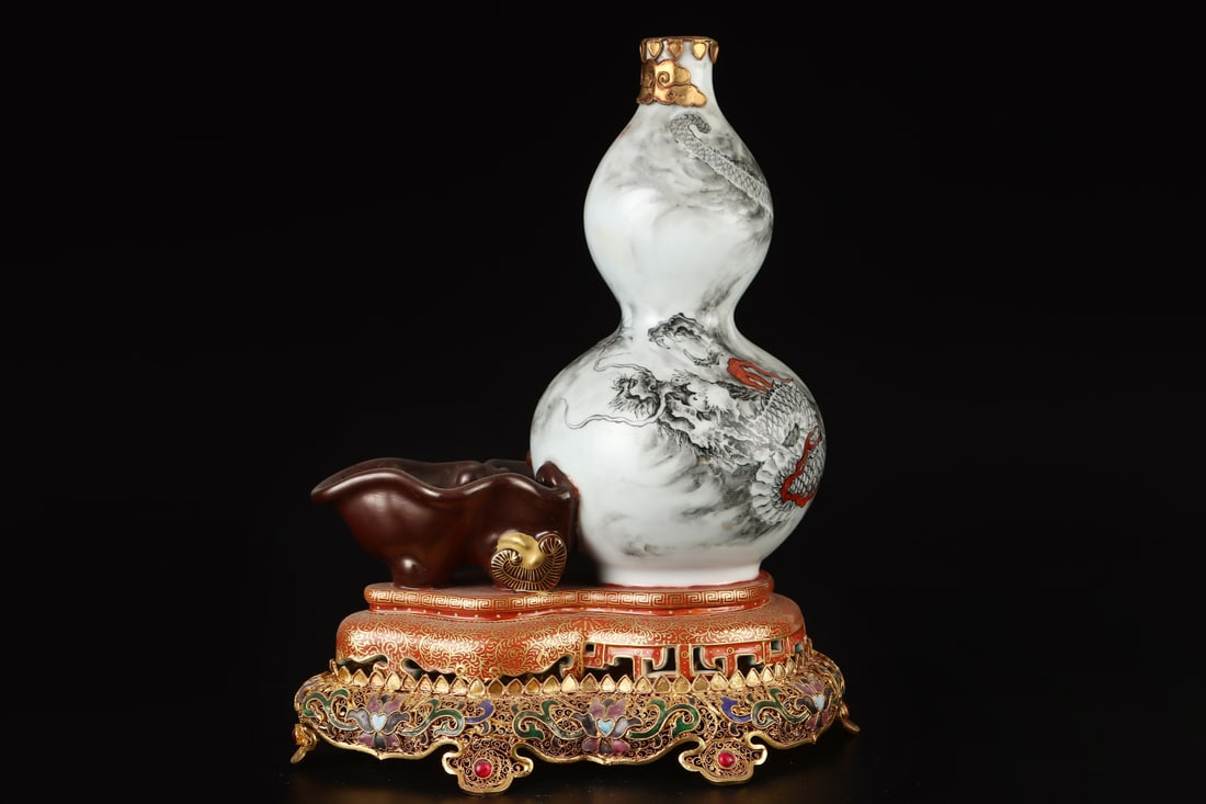 A Exquisite Ink Color Dragon Pattern Gourd Vase: A Exquisite Ink Color Dragon Pattern Gourd Vase,Qing Dynasty, China,Qianlong Six-character Mark,Size:9.1inx7.5in 墨彩龙纹葫芦瓶,中国清ߣ
