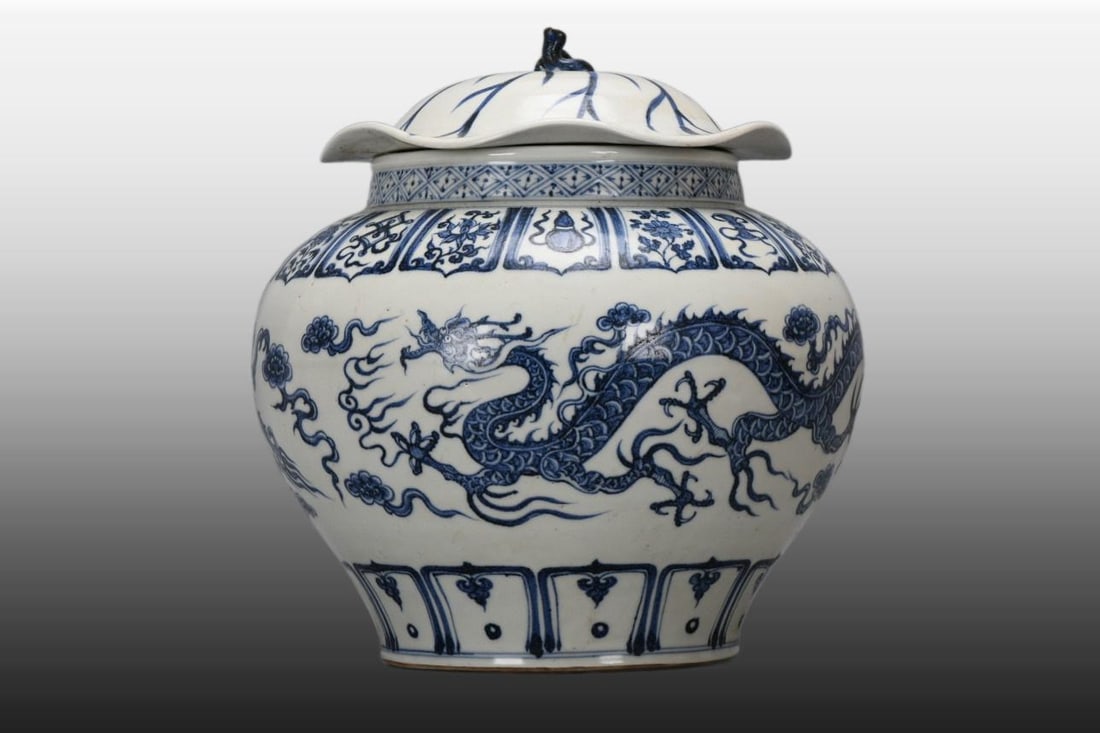 A Exquisite Blue and White Dragon Pattern Lotus Leaf Jar: A Exquisite Blue and White Dragon Pattern Lotus Leaf Jar,Yuan Dynasty, China,Size:13inx12.6inx7.1in 青花龙纹荷叶罐,中国元代