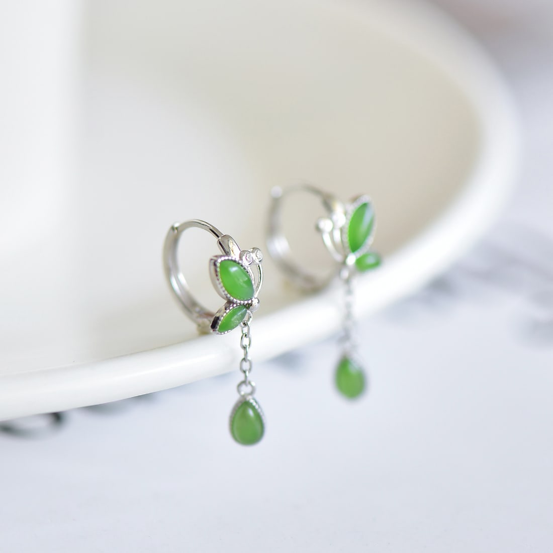 A Exquisite Silver Inlaid Hotan Jasper Earrings: A Exquisite Silver Inlaid Hotan Jasper Earrings,Size:0.1inx0.2in 银镶和田碧玉耳钉