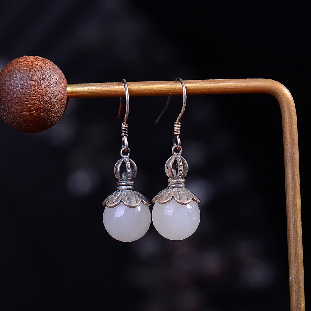 A Exquisite Silver Inlaid Hotan Jade Earrings: A Exquisite Silver Inlaid Hotan Jade Earrings,Size:0.4inx0.4in 银嵌和田玉耳钉