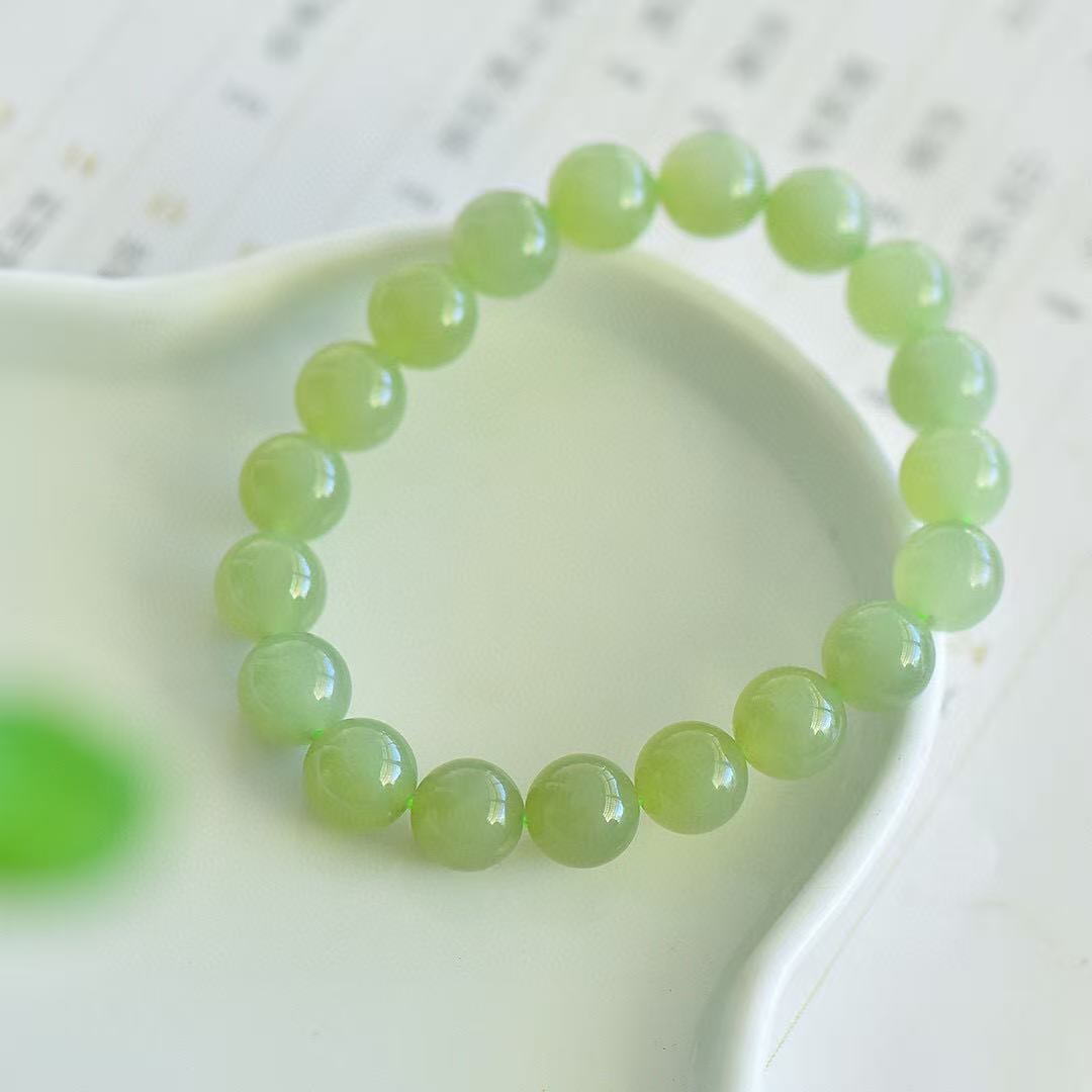A Exquisite Hotan Jade Bracelet: A Exquisite Hotan Jade Bracelet,Size:0.4inx0.4in 和田玉冰种手链