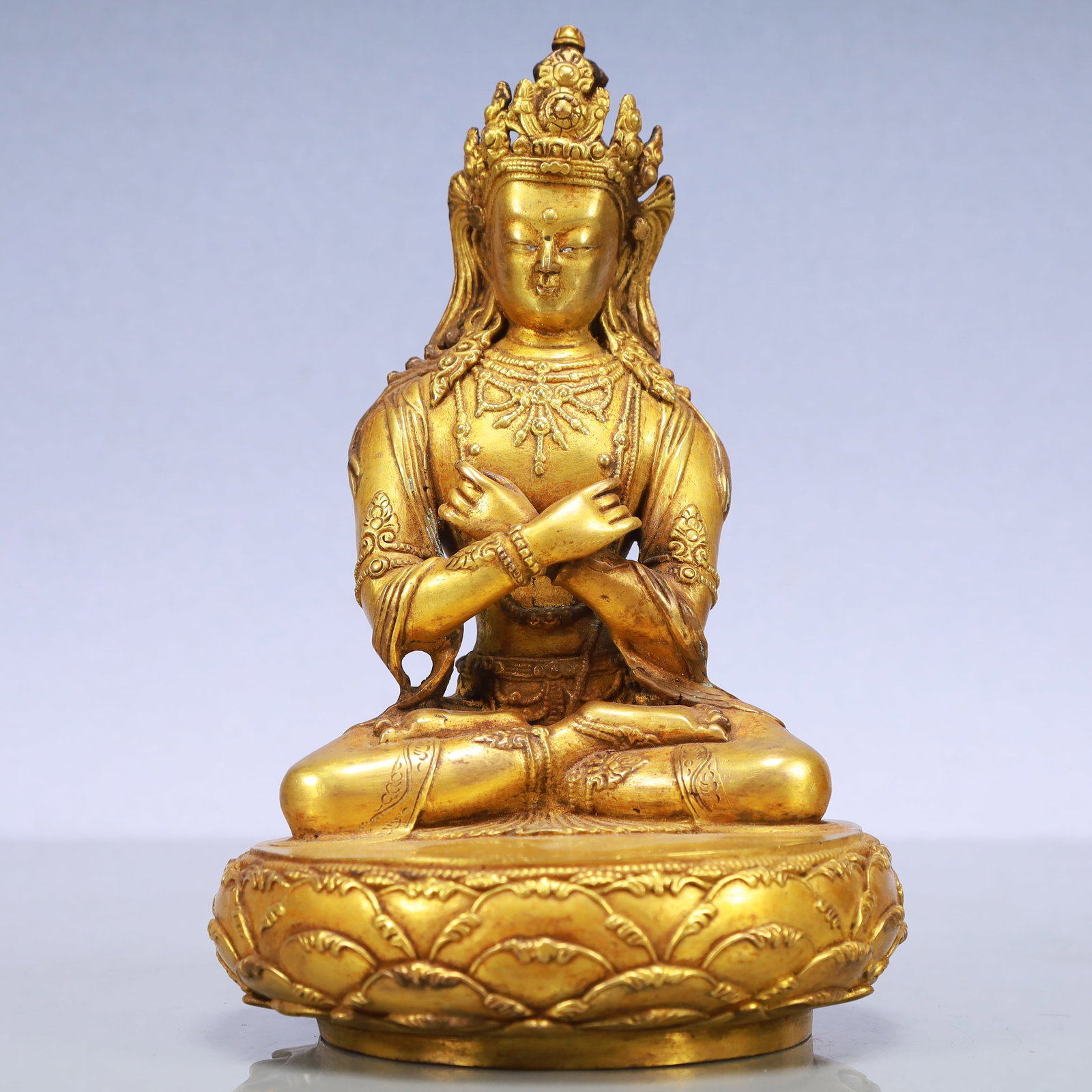 An Exquisite Gilt Bronze Statue of Avalokitesvara: An Exquisite Gilt Bronze Statue of Avalokitesvara Ming Dynasty, China Size:5.1inx7.9in Weight:1800g铜鎏金观音佛像 中国明代