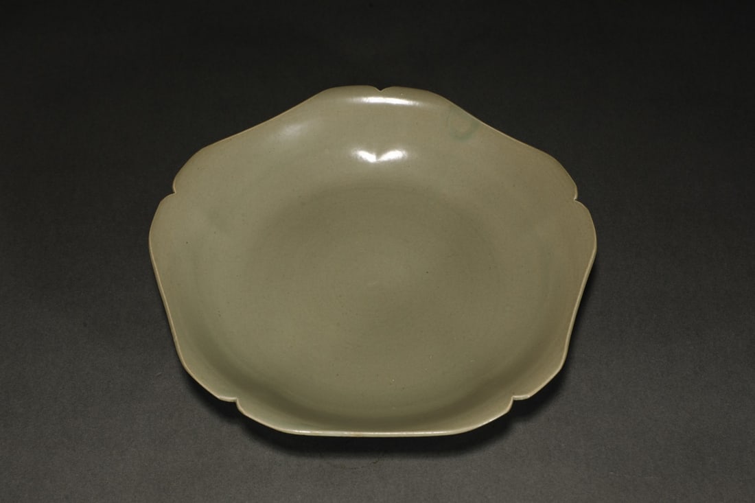An Exquisite Yue yao Celadon Plate: An Exquisite Yue yao Celadon Plate Tang Dynasty, China Size:1.4inx8.1in越窑秘色青磁花口盘 中国唐代 Size:3.5cmx20.5cm