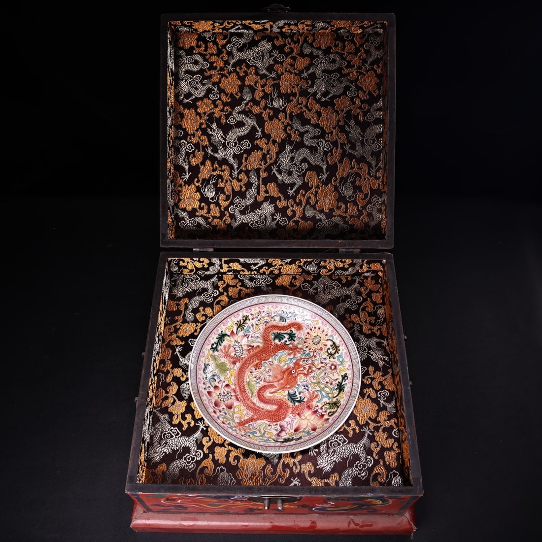 An Exquisite Famille-Rose Lotus and Dragon Pattern Plate: An Exquisite Famille-Rose Lotus and Dragon Pattern Plate,Qing Dynasty, China,Yongzheng Four-character Mark,Size:1.6inx7.9in,Weight:280g粉彩缠枝莲龙纹盘,
