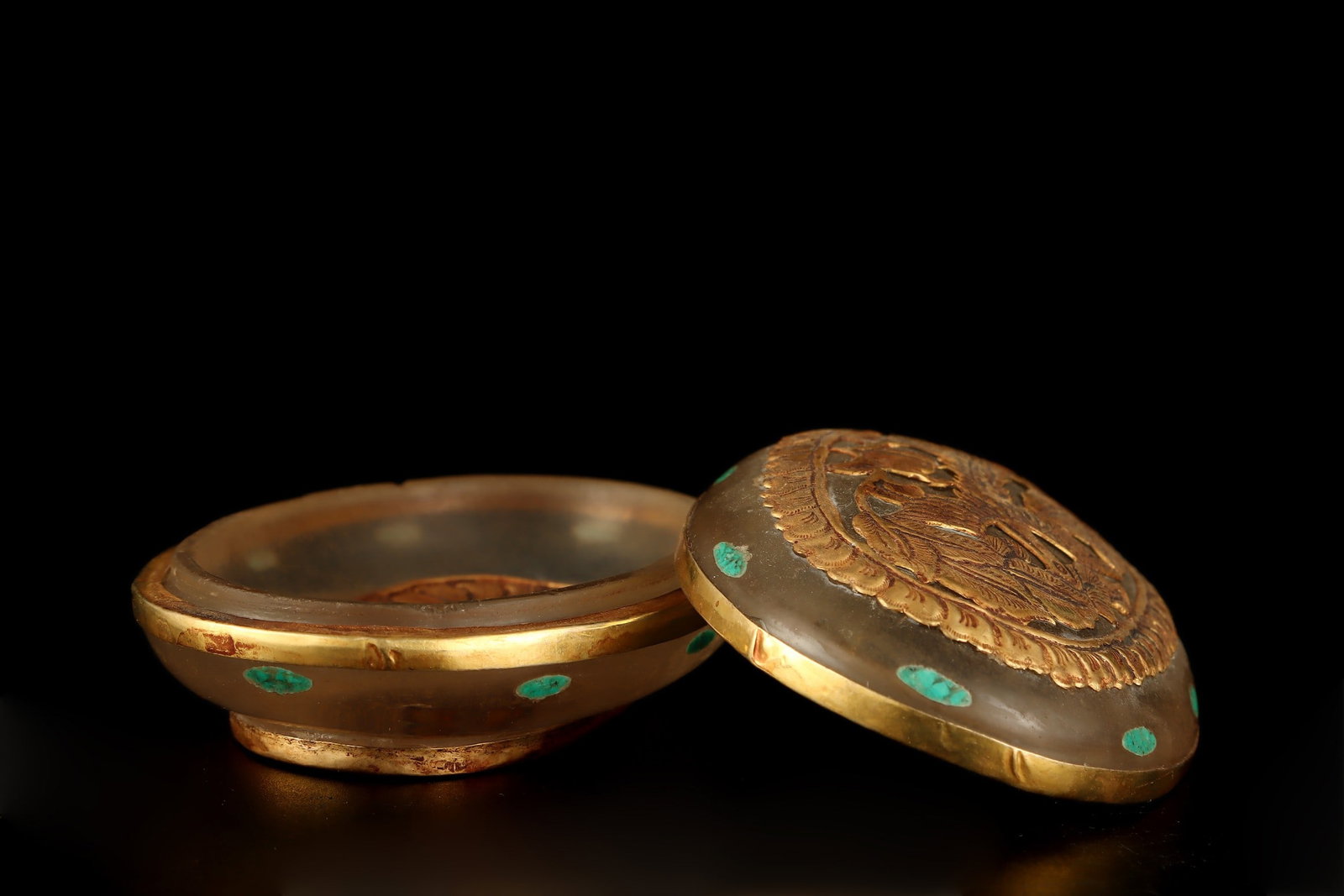 An Exquisite Gilt Bronze Inlaid Crystal Flower and Bird Pattern Cover Box: An Exquisite Gilt Bronze Inlaid Crystal Flower and Bird Pattern Cover Box,Qing Dynasty,China,Size:3.5inx1.4in,Weight:179g铜鎏金镶水晶花鸟纹盖