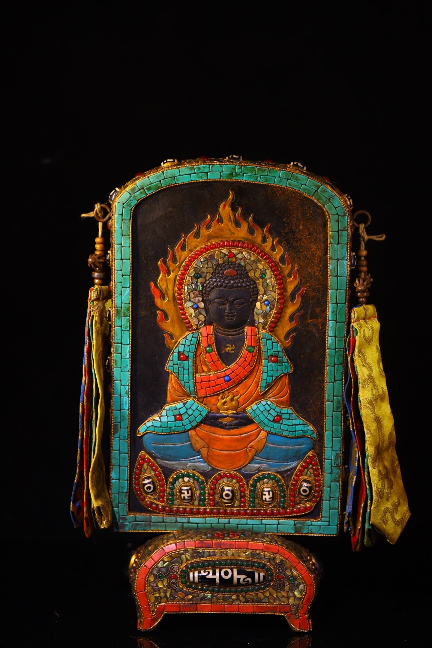 A Rare Meteorite Inlaid Dzi Bead with Gems Buddha Statue Pattern Ornament: A Rare Meteorite Inlaid Dzi Bead with Gems Buddha Statue Pattern Ornament,Qing Dynasty,ChinaSize:14.2inx7.1in,Weight:4100g陨石镶天珠和宝石佛ࠔ