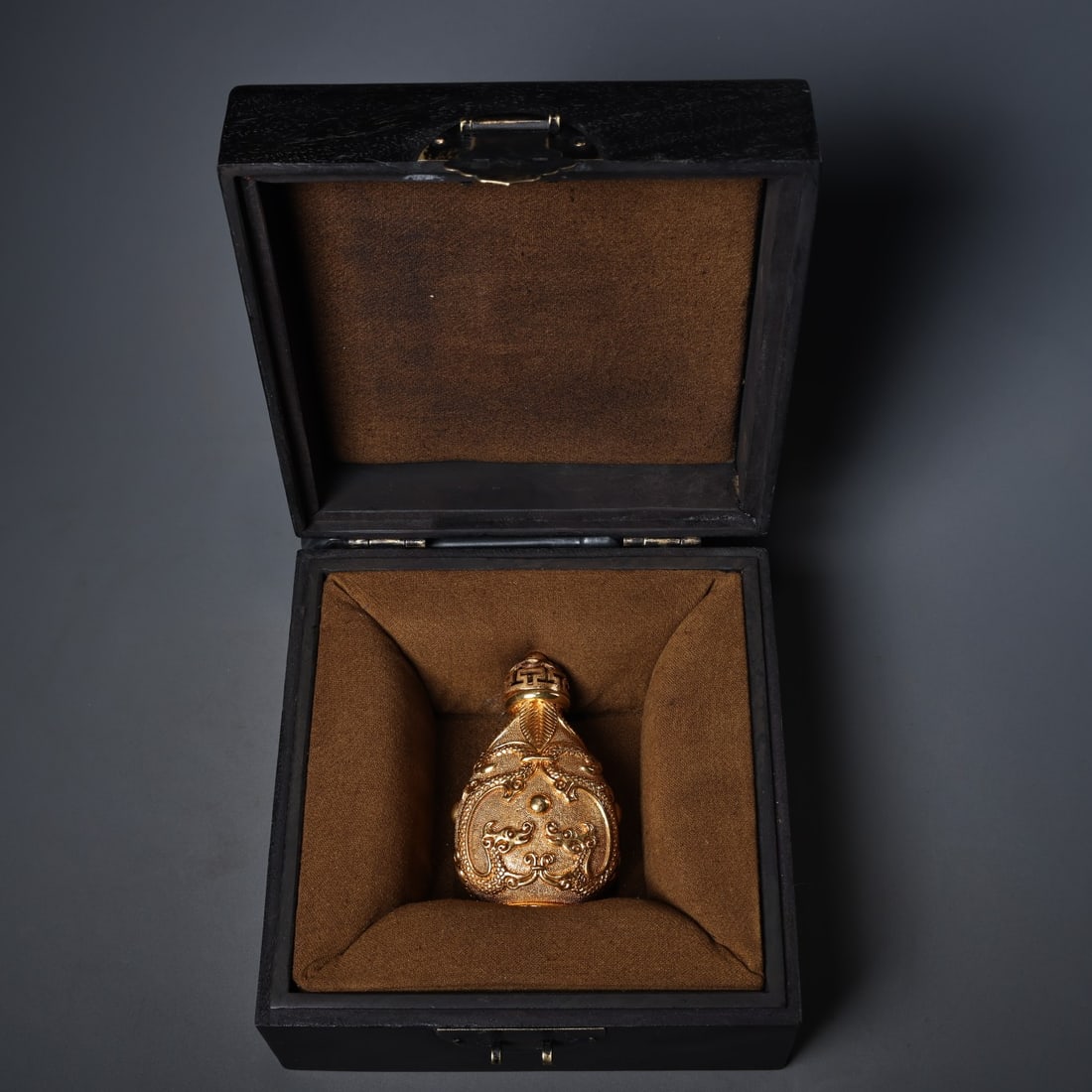 An Exquisite Gilt Bronze Chi-Dragon Pattern Snuff Bottle,With Redwood Cover Box (1 of 9)