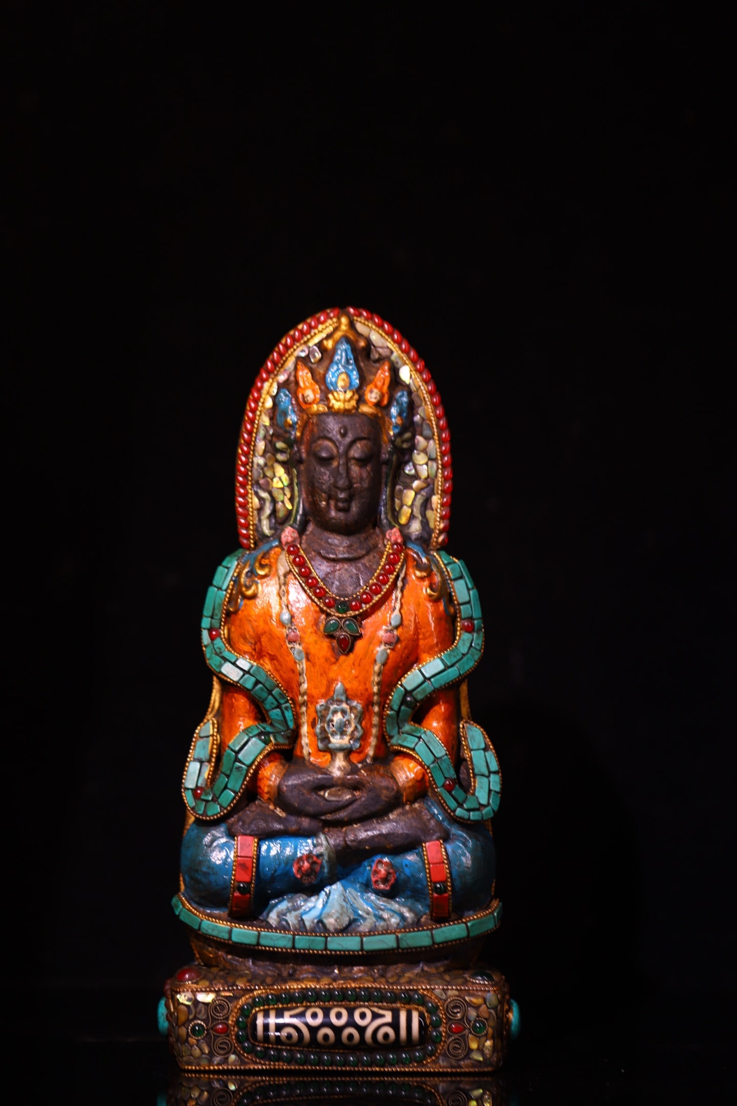 A Solemn Meteorite Inlaid Dzi Bead with Gems Painted Color Statue of Amitayus: A Solemn Meteorite Inlaid Dzi Bead with Gems Painted Color Statue of Amitayus,Qing Dynasty,ChinaSize:9.8inx4.7in,Weight:2500g陨石镶天珠和宝石彩