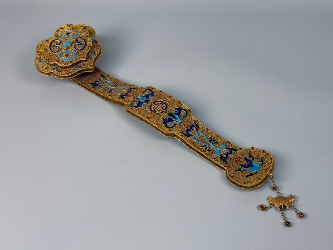 A Huge Filigree and Gilding Inlaid Gems Bats and Peach Pattern Ruyi: A Huge Filigree and Gilding Inlaid Gems Bats and Peach Pattern Ruyi,Qing Dynasty,China,Qianlong Four-character Mark,Size:20.9inx5.9in,Weight:865g花丝鎏金镶宝石