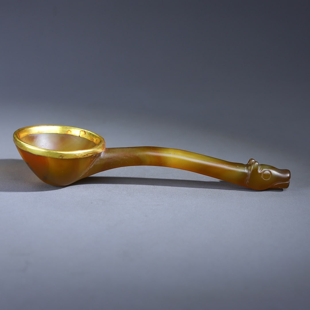 An Exquisite Agate Cover with Gold Beast-head Spoon (1 of 10)