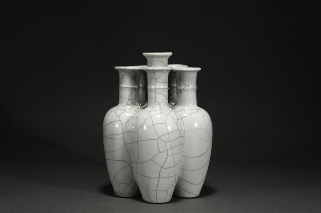 An Exquisite Guan yao Vase: An Exquisite Guan yao Vase Qing Dynasty, China Size:8.5inx5.7in官窑多管插花花瓶 中国清代 Size:21.5cmx14.5cm