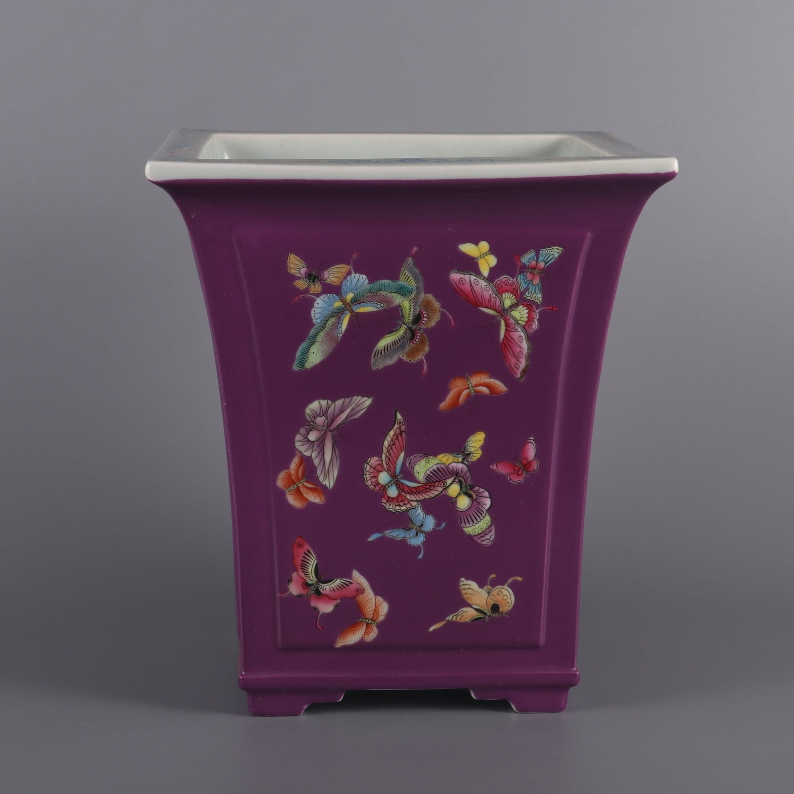 An Exquisite Famille-Rose Butterfly Pattern Basin: An Exquisite Famille-Rose Butterfly Pattern Basin Qing Dynasty, China Yongzheng Four-character MarkSize:8.6inx7.7in粉彩蝴蝶纹盆 中国清代 