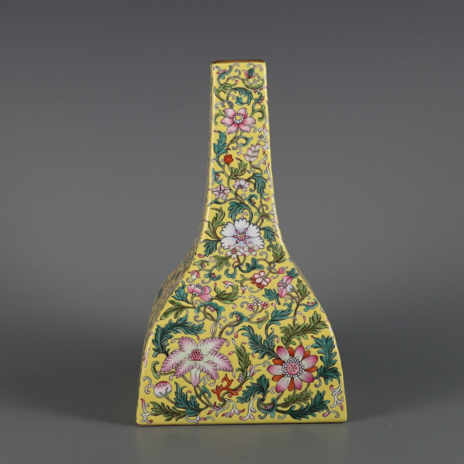 An Exquisite Famille-Rose Flower Pattern Vase: An Exquisite Famille-Rose Flower Pattern Vase Qing Dynasty, China Qianlong Six-character MarkSize:11inx6.1in粉彩花卉纹瓶 中国清代 大&#