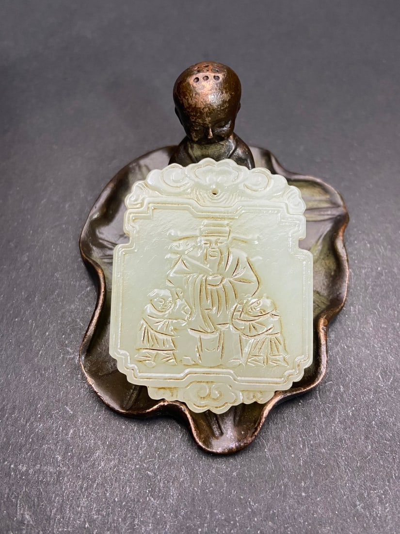 An Exquisite White Jade Figure Pattern Pendant: An Exquisite White Jade Figure Pattern Pendant,Qing Dynasty,China,Size:2inx1.5inx0.2in,Weight:24g白玉人物纹挂件,中国清代,Size:5cmx3.93