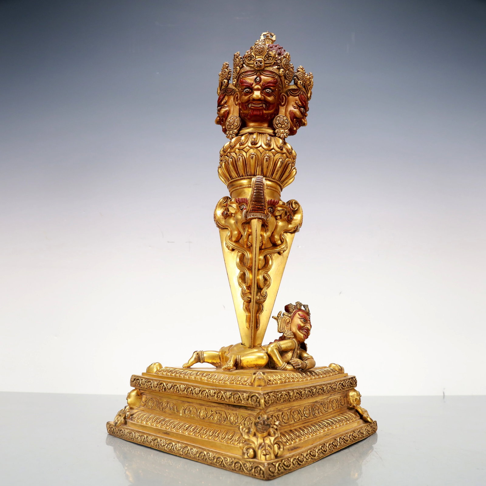 A Exquisite Gilt Bronze Statue of Vajra: A Exquisite Gilt Bronze Statue of Vajra Ming Dynasty, China Size:10.6inx7.1inx16.1in Weight:5200g铜鎏金金刚杵 中国明代 Size:27cmx18cmx41cm W