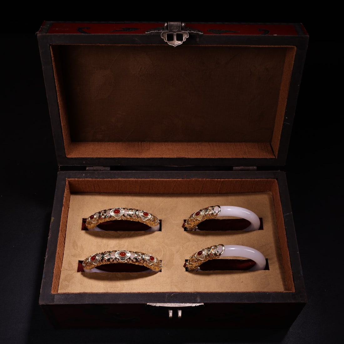 A Set of Fine White Jade Cover with Gold Bracelets,Inlaid Gems: A Set of Fine White Jade Cover with Gold Bracelets,Inlaid Gems,Qing Dynasty, China,Size:2.4in,Total Weight:232g一套白玉包金手镯,嵌宝石