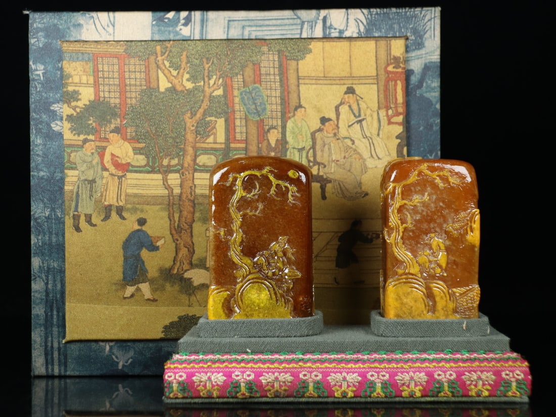 A Pair of Exquisite Tianhuang Stone Landscape and Figure Pattern Seals: A Pair of Exquisite Tianhuang Stone Landscape and Figure Pattern Seals,Qing Dynasty, China,Zibing Mark,Size:2.4inx1.8inx1.1in,Weight:266.8g一对田黄石山水É