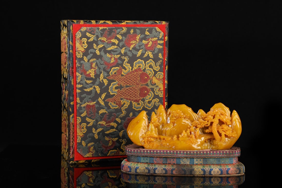 An Exquisite Shoushan Stone Landscape and Figure Pattern Rockery Ornament: An Exquisite Shoushan Stone Landscape and Figure Pattern Rockery Ornament Qing Dynasty, China Size:3.7inx8.5inx2.2in Weight:1154g寿山石山水人物纹山