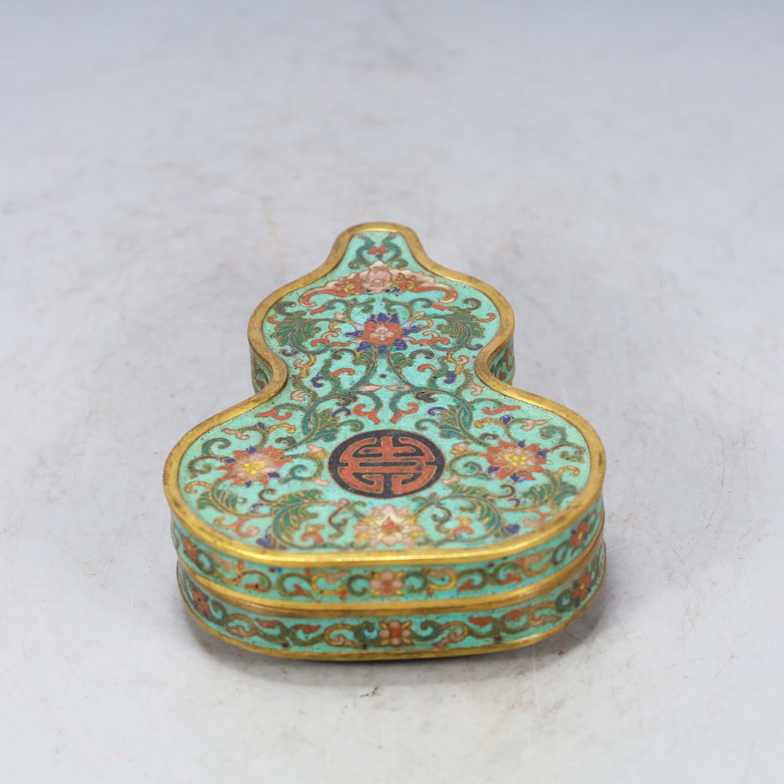 A Exquisite Cloisonne Lotus Pattern Bats and Peach Pattern Gourd-Shaped Box: A Exquisite Cloisonne Lotus Pattern Bats and Peach Pattern Gourd-Shaped Box Qing Dynasty, China Qianlong Four-character Mark Size:5.3inx1.2in Weight:500g景泰蓝缠枝莲