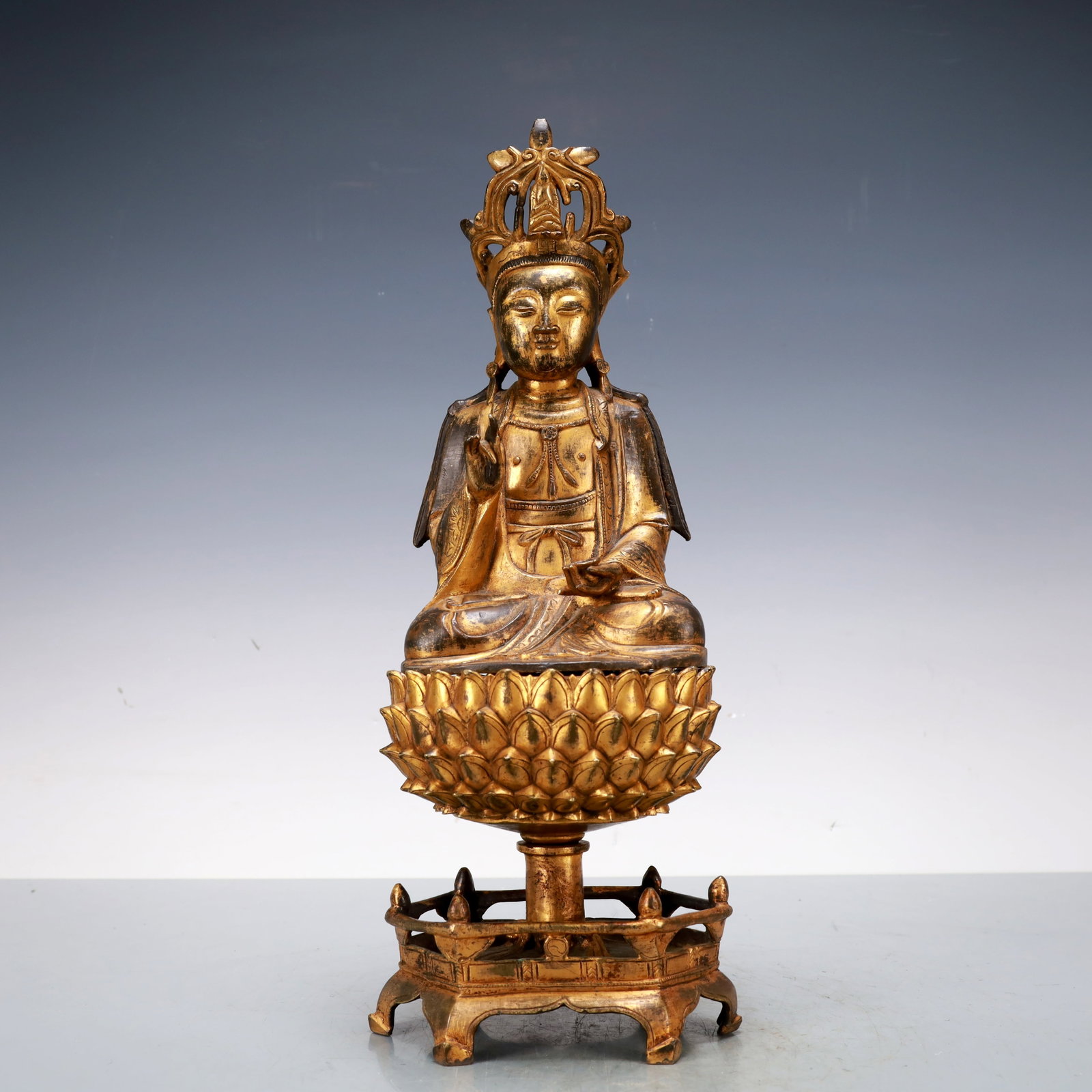 A Exquisite Gilt Bronze Statue of Sakyamuni Buddha statue: A Exquisite Gilt Bronze Statue of Sakyamuni Buddha statue Qing Dynasty, China Size:5.5inx5.1inx14.6in Weight:3500g铜鎏金如来佛像 中国清É