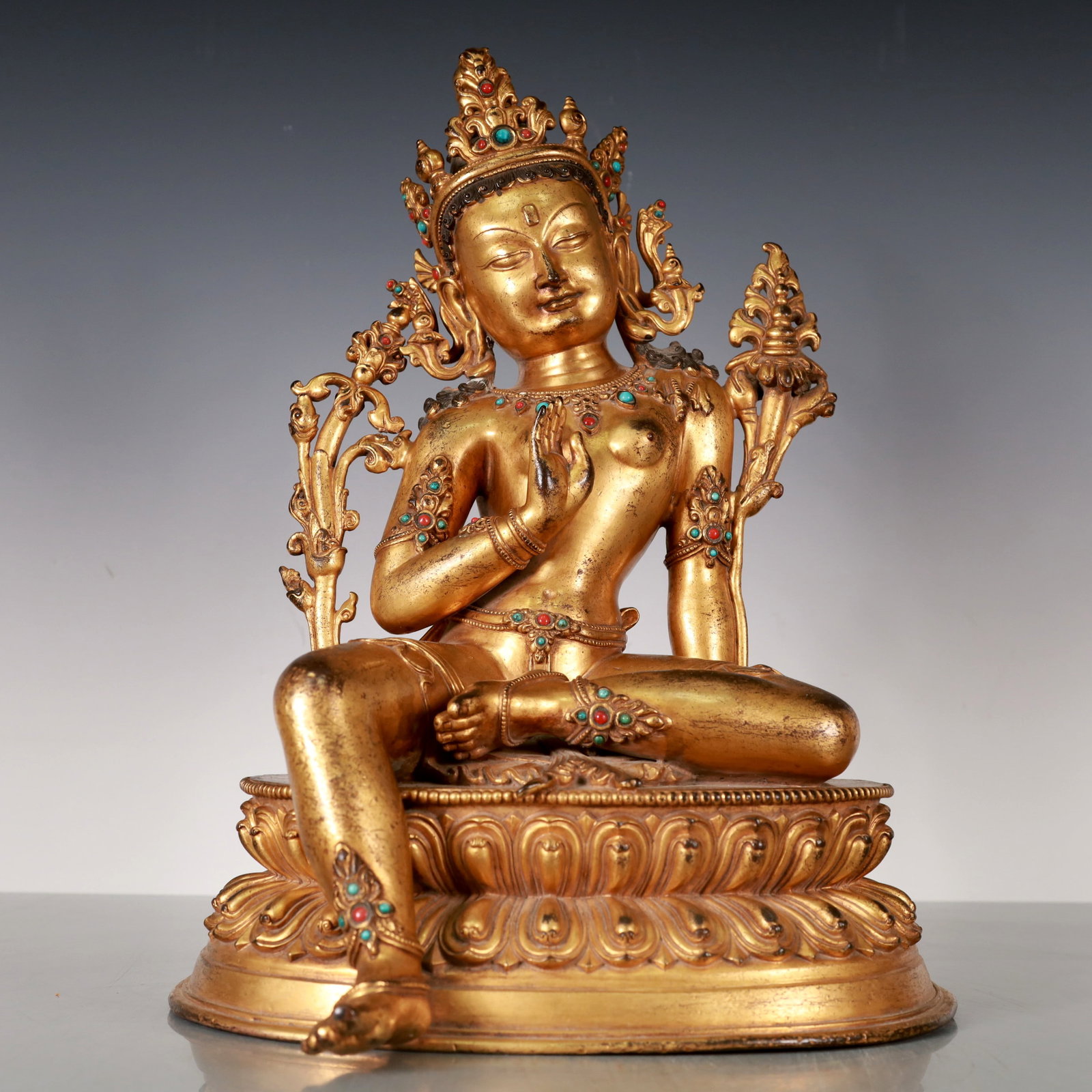 A Exquisite Gilt Bronze Statue of Tara Buddha statue: A Exquisite Gilt Bronze Statue of Tara Buddha statue Ming Dynasty, China Size:9.6inx8.7inx13.4in Weight:6300g铜鎏金度母佛像 中国明代 S