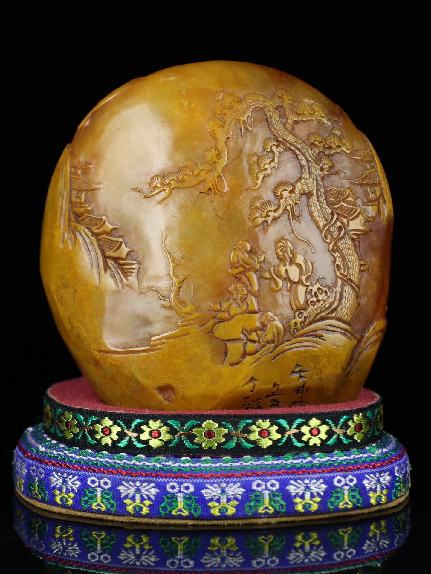 An Exquisite Tianhuang Stone Landscape and Figure Pattern Seal: An Exquisite Tianhuang Stone Landscape and Figure Pattern Seal,Qing Dynasty, China,Dingjing Mark,Size:5.9inx5.1inx3.9in,Weight:1163g田黄石山水人物纹