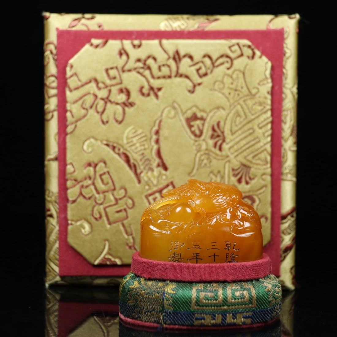 An Exquisite Tianhuang Stone Phoenix Pattern Seal: An Exquisite Tianhuang Stone Phoenix Pattern Seal,Qing Dynasty, China,Qianlong Mark,Size:1.6inx2inx1.2in,Weight:90g田黄石凤纹印章,中国清