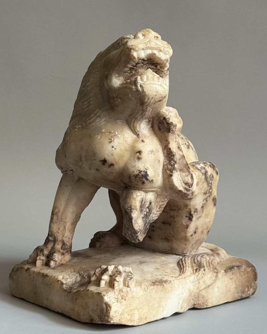An Exquisite Marble Lion Ornament: An Exquisite Marble Lion Ornament Sui Dynasty, China Size:7.5inx5.7inx4.5in汉白玉狮摆件 中国隋代Size:19cmx14.5cmx11.5cm