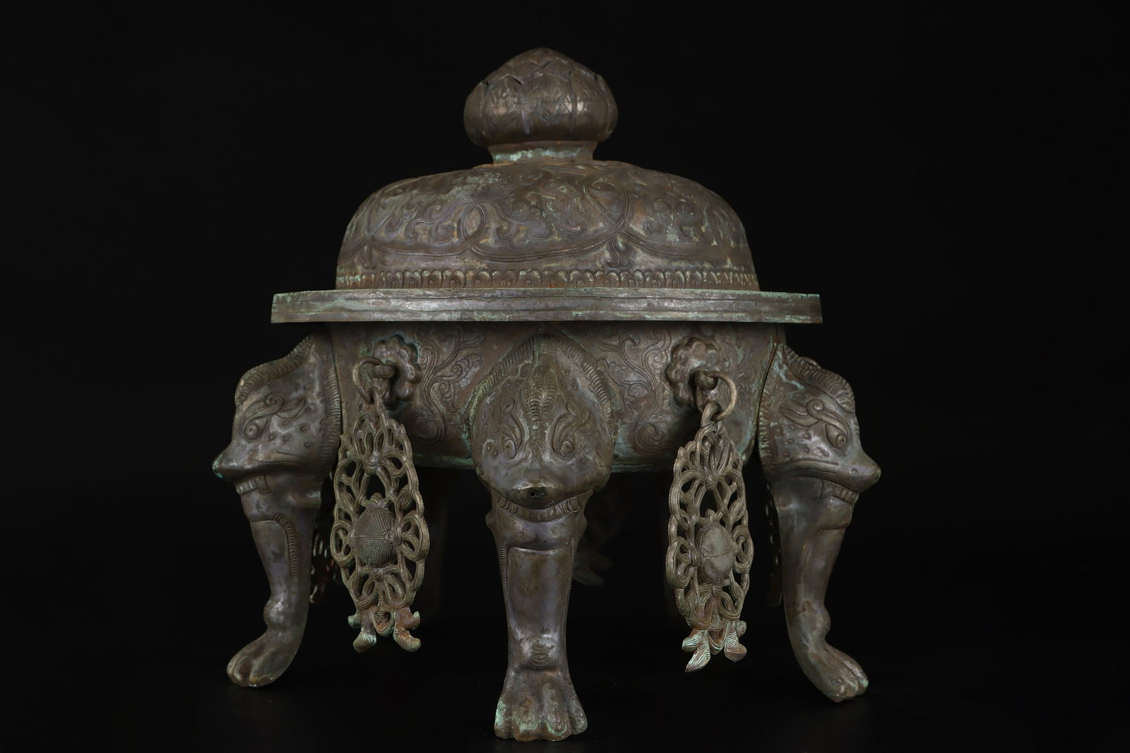 A Rare Silver Beast Legs Censer: A Rare Silver Beast Legs Censer,Qing Dynasty,China,Size:11.8inx11in,Weight:2368g银兽足香炉,中国清代,Size:30cmx28cm,Weight:2368g