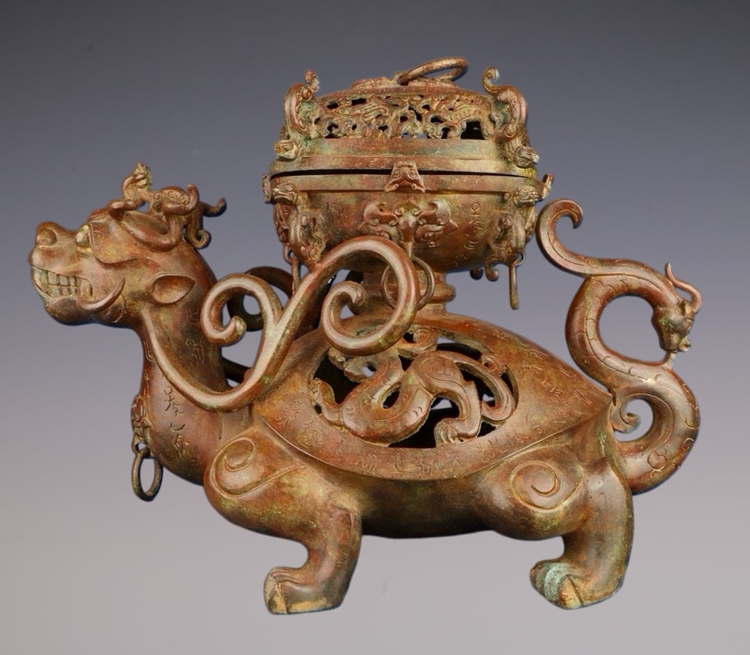 An Archaic Bronze Dragon and Turtle-Shaped Censer,With Inscription: An Archaic Bronze Dragon and Turtle-Shaped Censer,With Inscription,Han Dynasty,China,Size:20.9inx14.6in,Weight:12550g青铜龙龟形香炉,带铭文,&