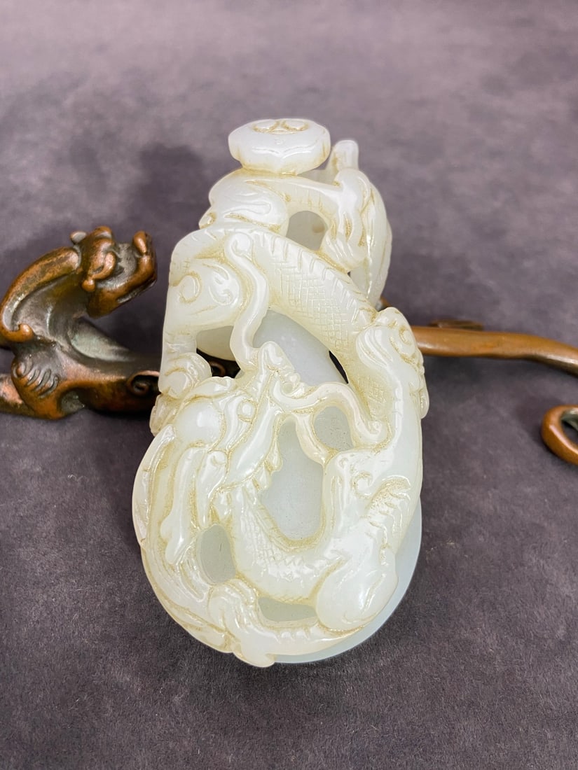 An Exquisite White Jade Dragon Pattern Pipa Pendant: An Exquisite White Jade Dragon Pattern Pipa Pendant,Qing Dynasty,China,Size:3.5inx1.7inx0.7in,Weight:105g白玉龙纹琵琶挂件,中国清ߣ