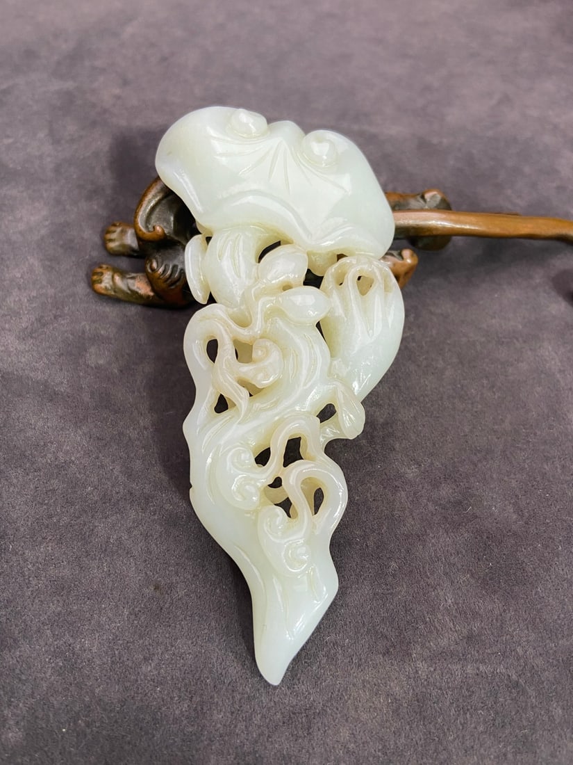 An Exquisite White Jade Ganoderma lucidum-Shaped Ruyi: An Exquisite White Jade Ganoderma lucidum-Shaped Ruyi,Qing Dynasty,China,Size:4.5inx2inx0.6in,Weight:78g白玉灵芝形如意,中国清代,Size:1
