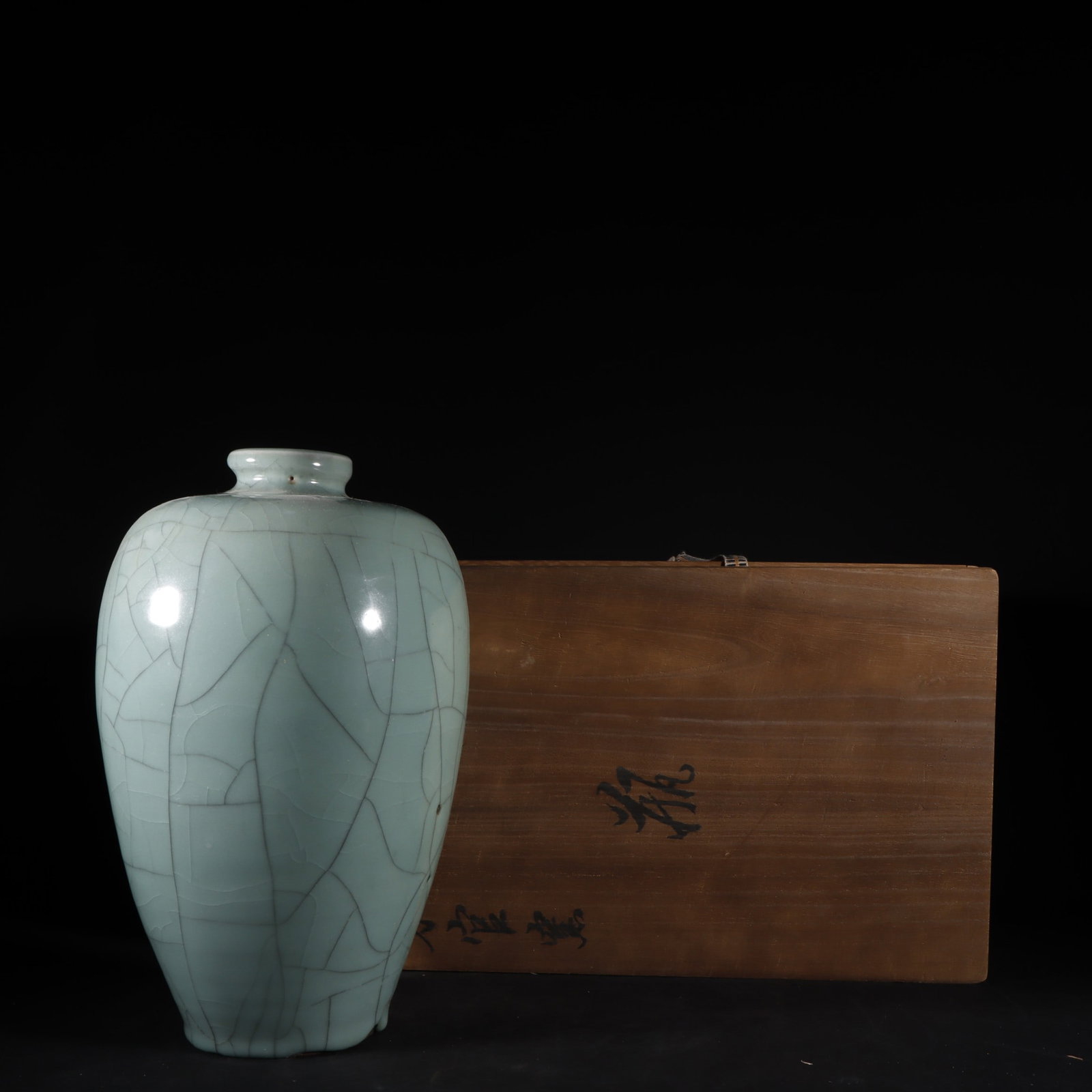 An Exquisite Guan yao Celadon Glazed Vase: An Exquisite Guan yao Celadon Glazed Vase Song Dynasty, China Size:11.6inx7.4in官窑青釉梅瓶 中国宋代 Size:29.5cmx18.9cm