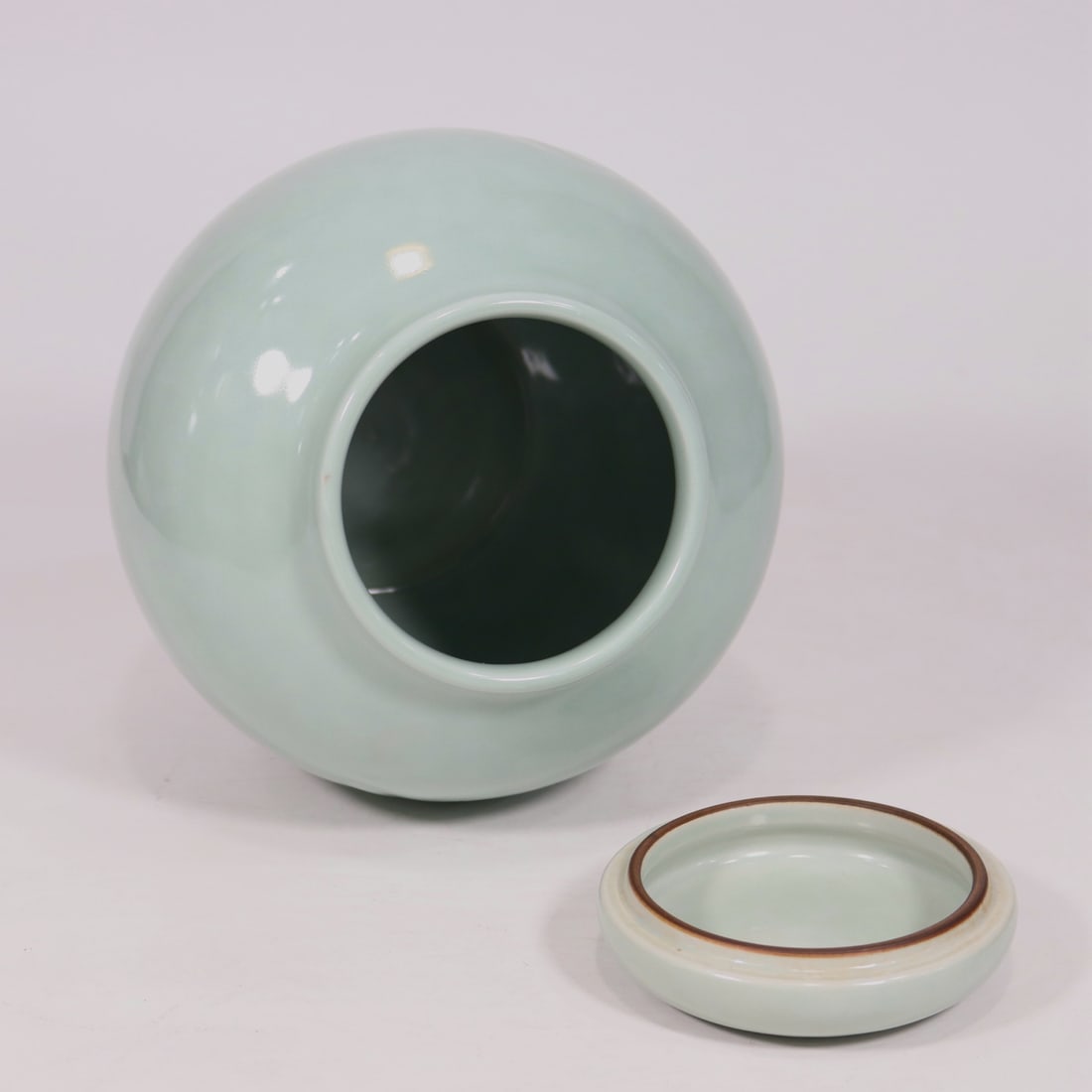 An Exquisite Celadon Glazed Cover Jar - 5