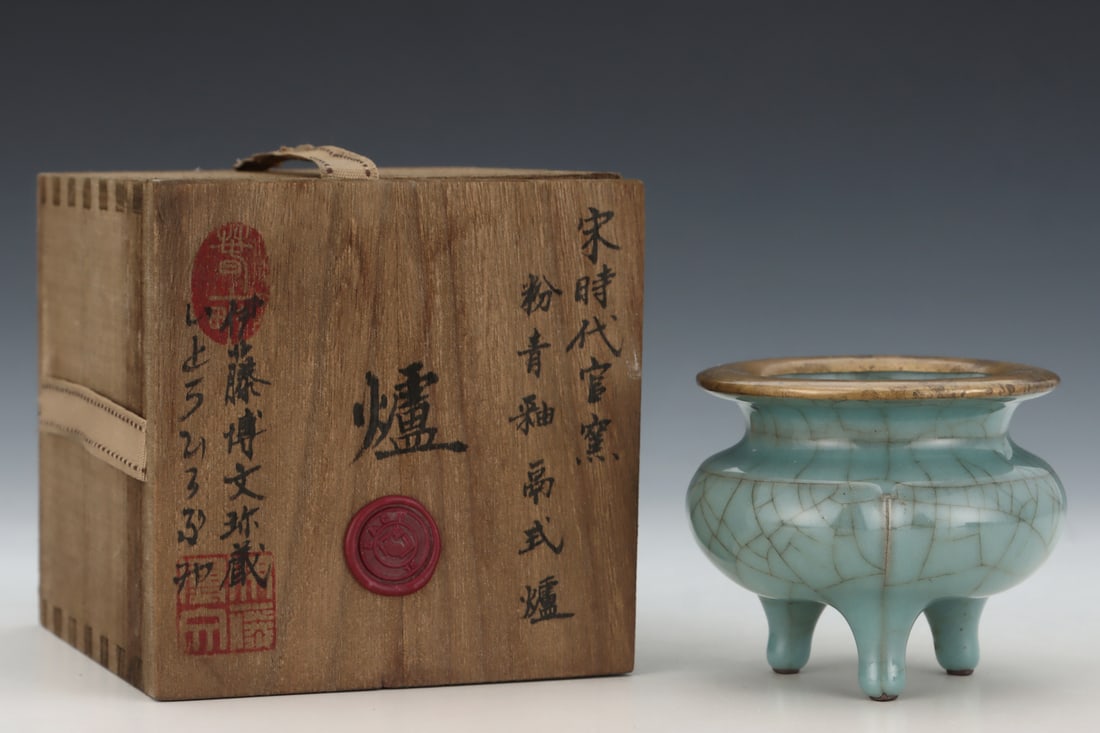 An Exquisite Guan yao Celadon Glazed Tripod Censer: An Exquisite Guan yao Celadon Glazed Tripod Censer Song Dynasty, China Size:3.1inx3.7in官窑青釉鬲式炉 中国宋代 Size:8cmx9.5cm