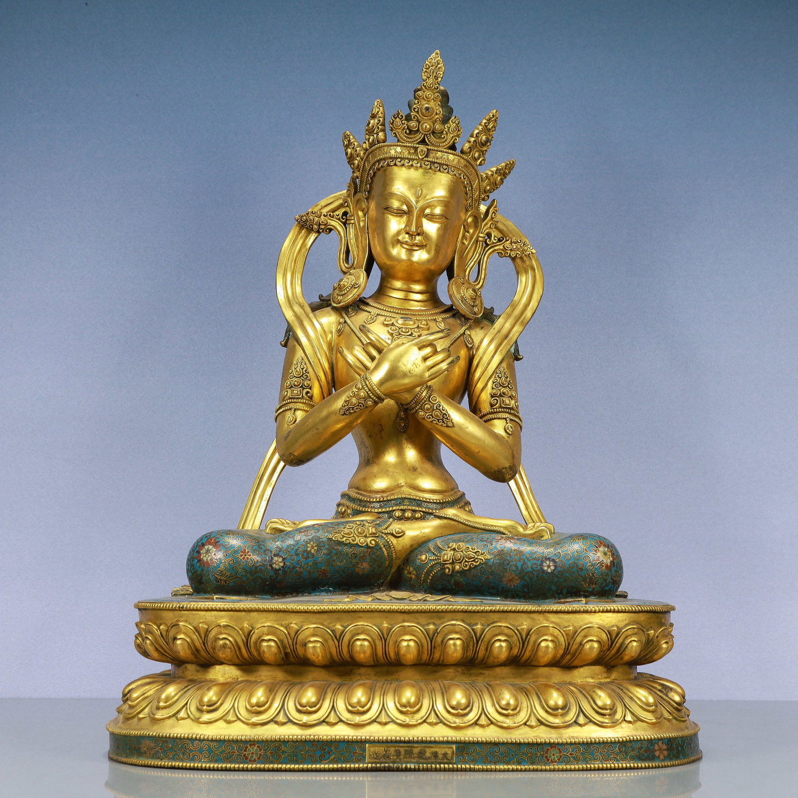 A Exquisite Cloisonne Statue of Avalokitesvara Ornament: A Exquisite Cloisonne Statue of Avalokitesvara Ornament Qing Dynasty, China Qianlong Six-character Mark Size:18.1inx11.4inx22.8in Weight:28250g景泰蓝观音摆件