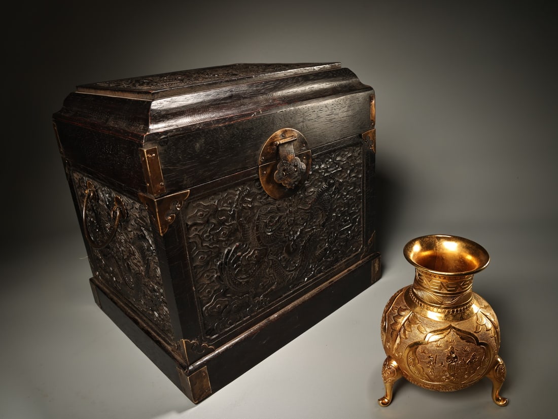 An Exquisite Gilt Bronze Figure Pattern Tripod Jar,With Zitanwood Box (1 of 9)
