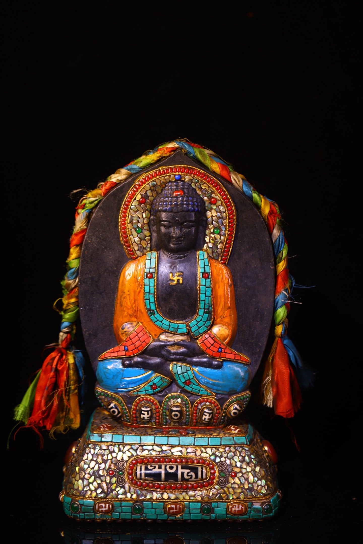 A Rare Meteorite Inlaid Dzi Bead with Gems Statue of Sakyamuni Pattern Ornament: A Rare Meteorite Inlaid Dzi Bead with Gems Statue of Sakyamuni Pattern Ornament,Qing Dynasty,ChinaSize:12.2inx7.1in,Weight:6100g陨石镶天珠和宝石释