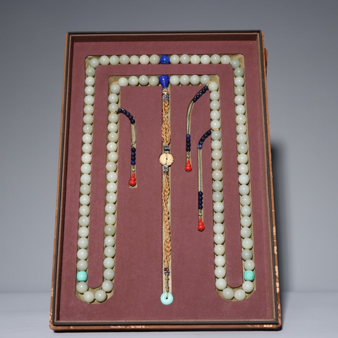 An Exquisite White Jade Necklace: An Exquisite White Jade Necklace,Qing Dynasty,China,Size:0.6in,Weight:710g白玉项链,中国清代,Size:1.5cm,Weight:710g