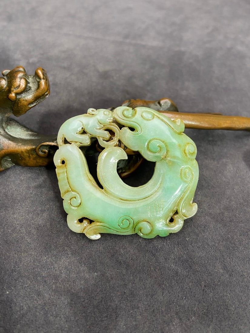 An Exquisite Jadeite Dragon Pendant: An Exquisite Jadeite Dragon Pendant,Qing Dynasty,China,Size:1.7inx1.8inx0.2in,Weight:19g翡翠龙挂件,中国清代,Size:4.25cmx4.5cmx0.6cm,Weight:19g