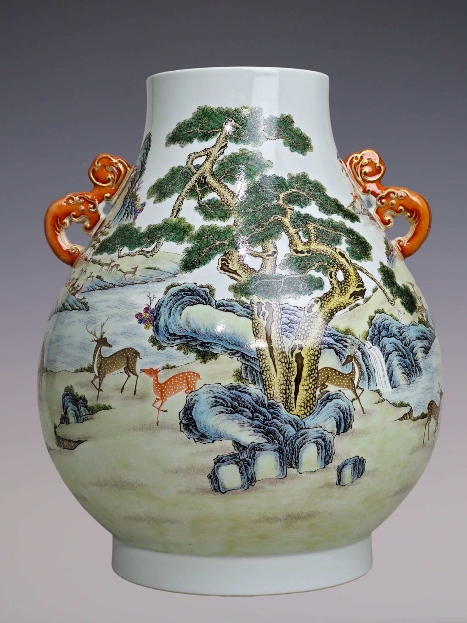 An Exquisite Famille-Rose Pine Pattern Deer Pattern Double-Ears Vase: An Exquisite Famille-Rose Pine Pattern Deer Pattern Double-Ears Vase Qing Dynasty, China Qianlong Six-character Mark Size:19.3inx15.4in粉彩松鹿双耳尊