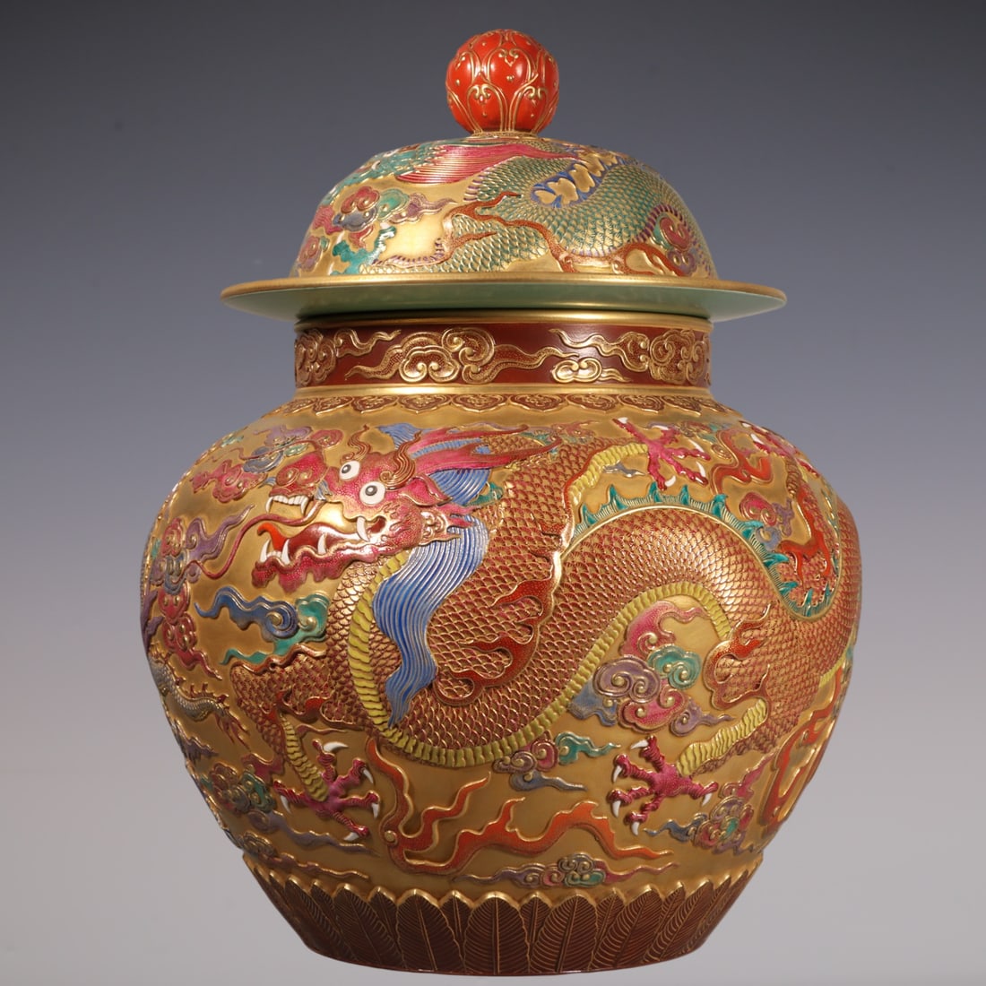 An Exquisite Enamel Dragon Pattern Jar (1 of 9)