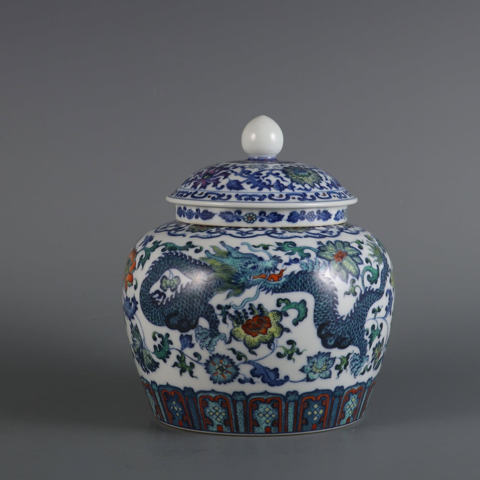 An Exquisite Doucai Lotus Pattern Dragon Pattern Tea Caddy - 3