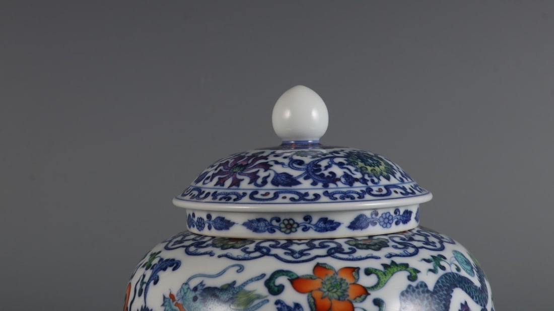 An Exquisite Doucai Lotus Pattern Dragon Pattern Tea Caddy - 4
