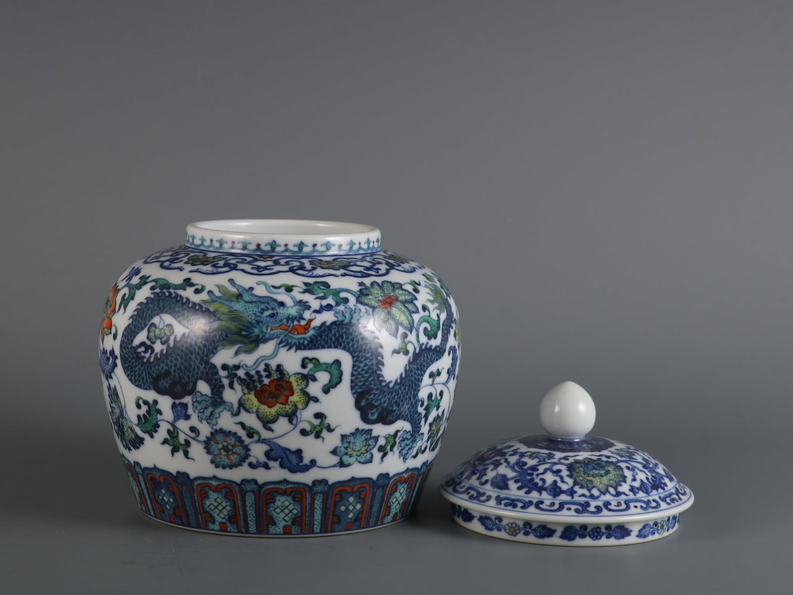 An Exquisite Doucai Lotus Pattern Dragon Pattern Tea Caddy - 6