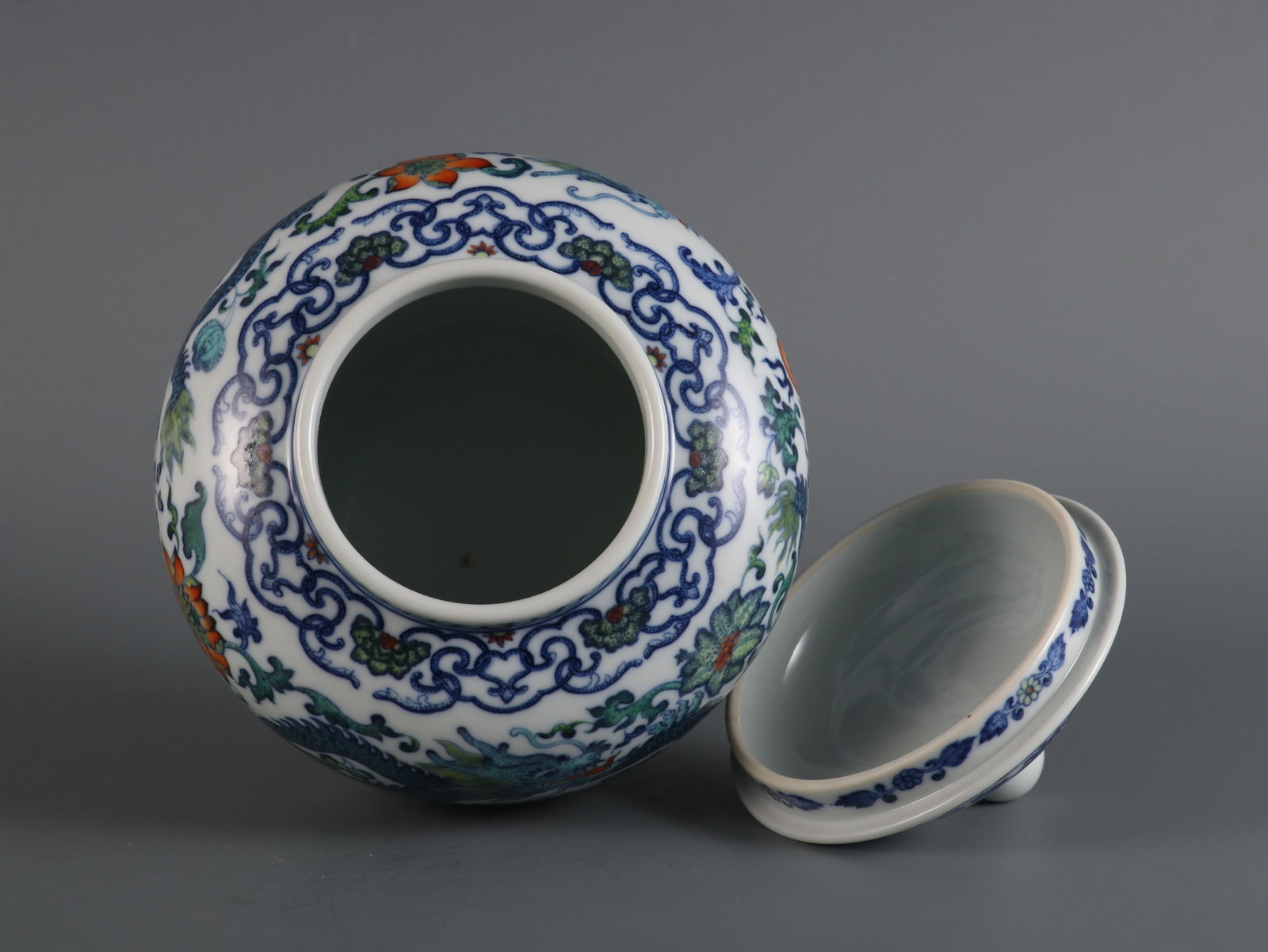 An Exquisite Doucai Lotus Pattern Dragon Pattern Tea Caddy - 7