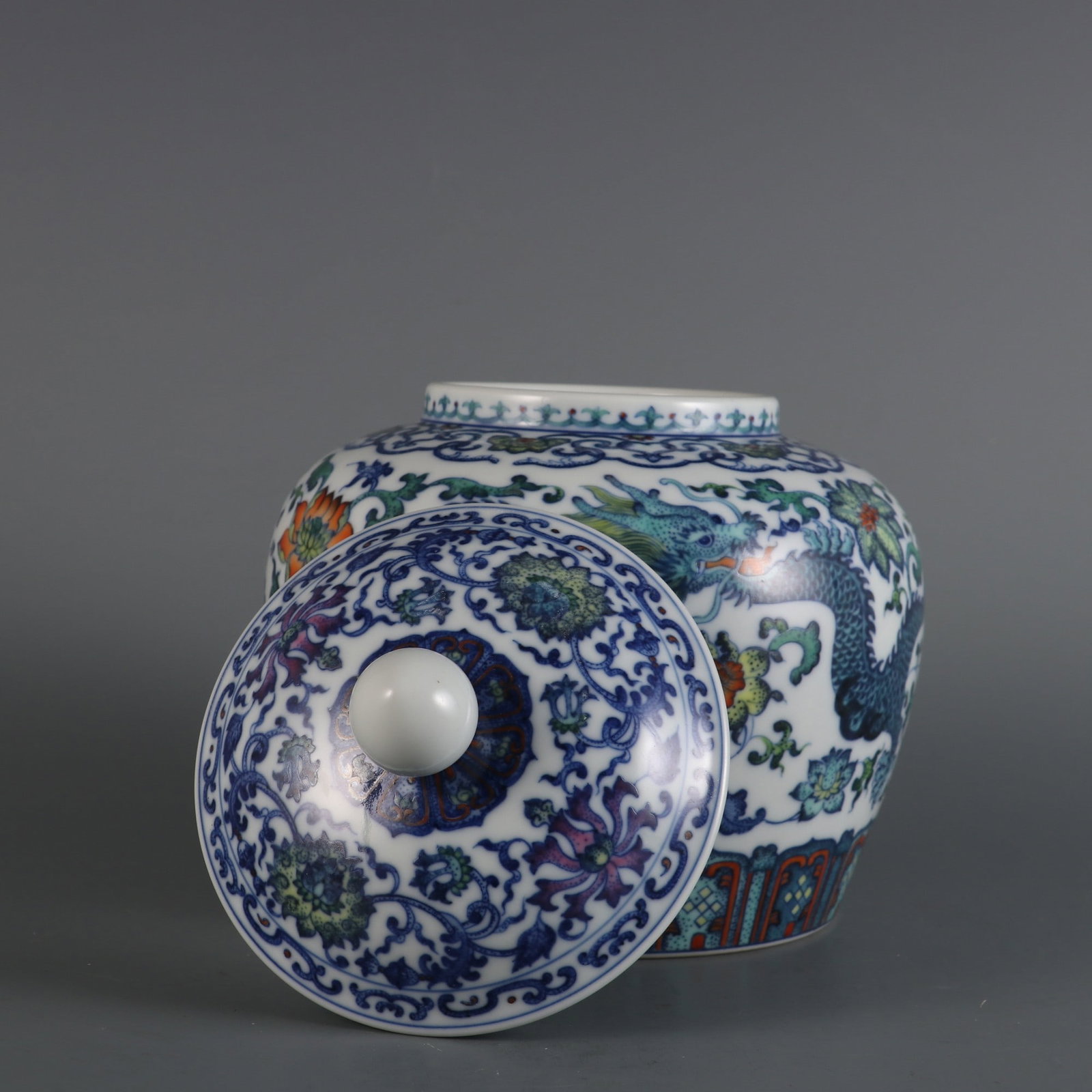 An Exquisite Doucai Lotus Pattern Dragon Pattern Tea Caddy - 8