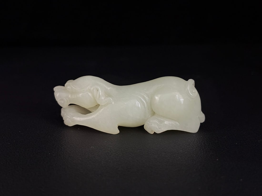 An Exquisite White Jade Dog Ornament: An Exquisite White Jade Dog Ornament,Qing Dynasty,China,Size:2.5inx0.9inx0.8in,Weight:42g白玉狗摆件,中国清代,Size:6.3cmx2.4cmx2cm,Weight:42g